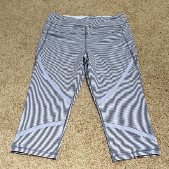 CALVIN KLEIN Size XL grey striped sports capris - Picture 1 of 8